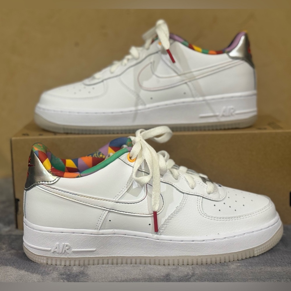Nike White and Silver Sneakers Classic Low-Top Design